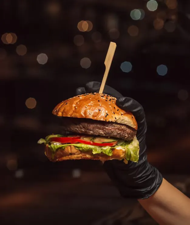 Burger ŻAR w dłoni grillmastera — wołowina na żywym ogniu