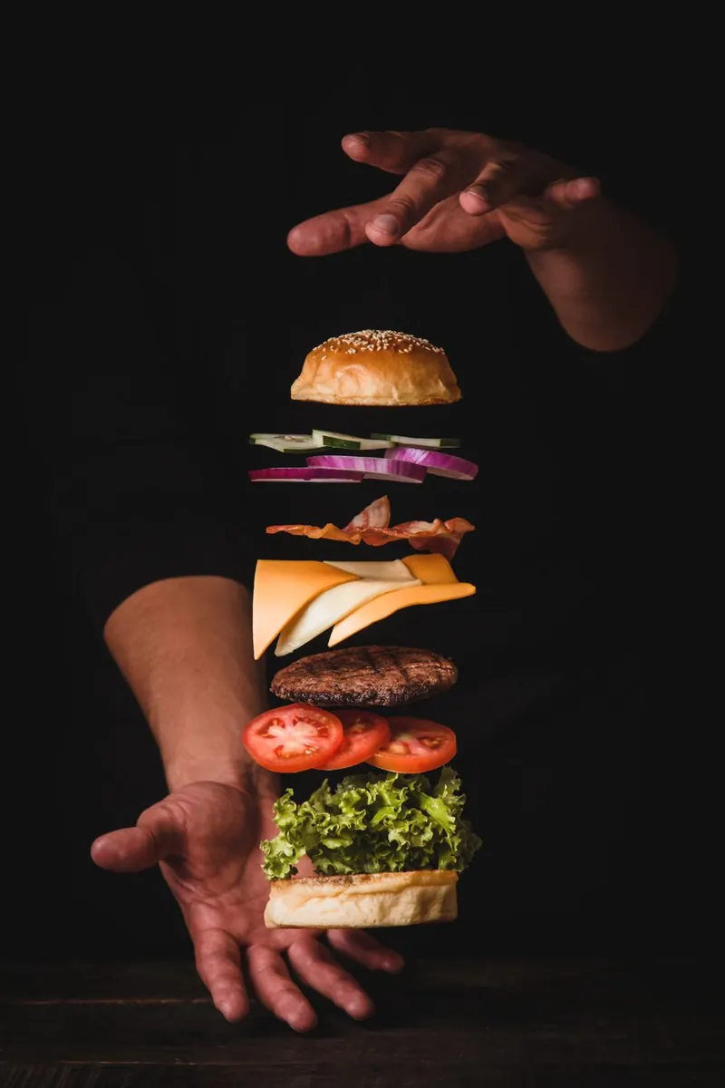 Burger ŻAR rozłożony na warstwy — od bułki po wołowinę